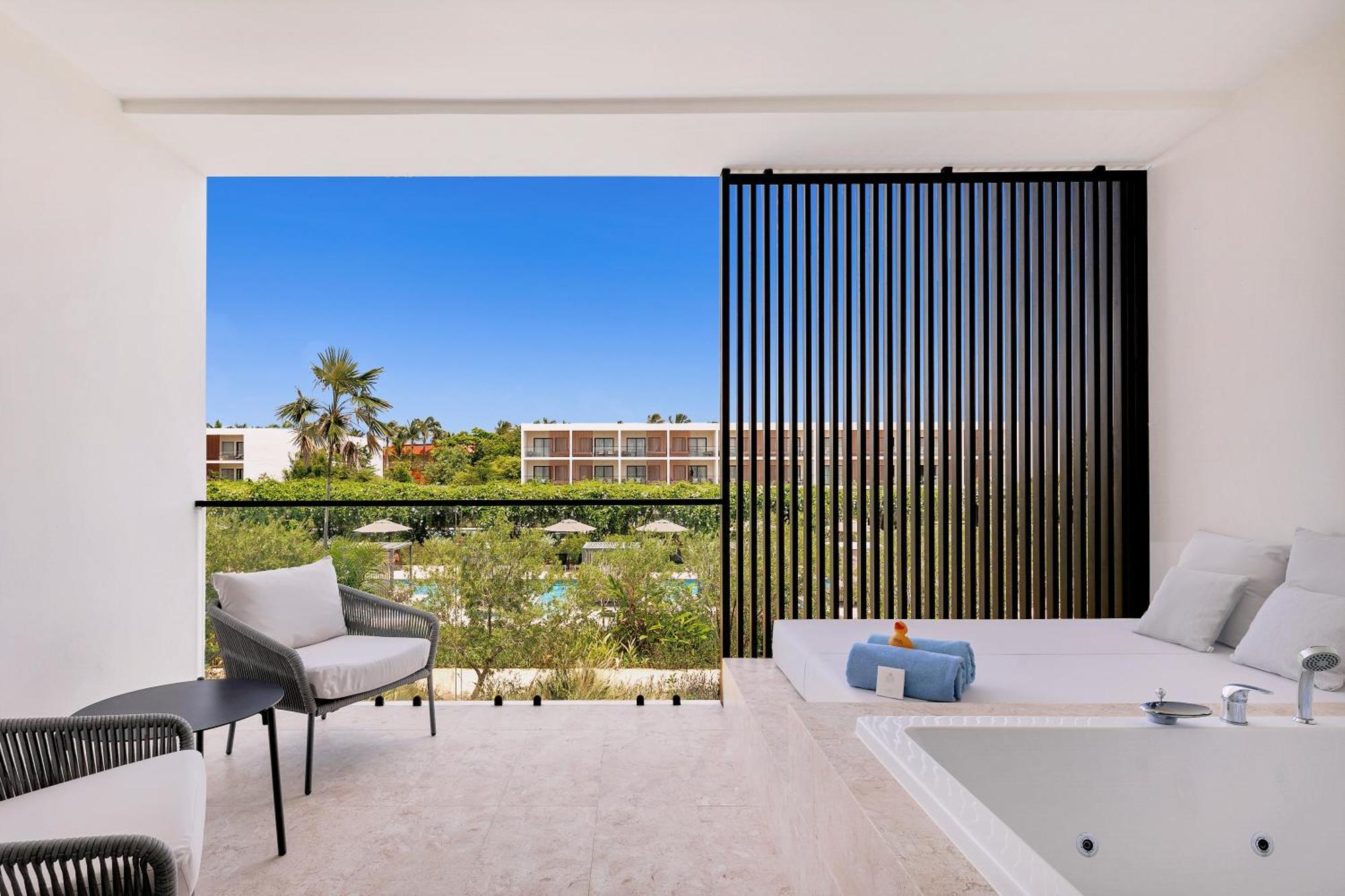 Junior Suite Deluxe Pool View, 1 King